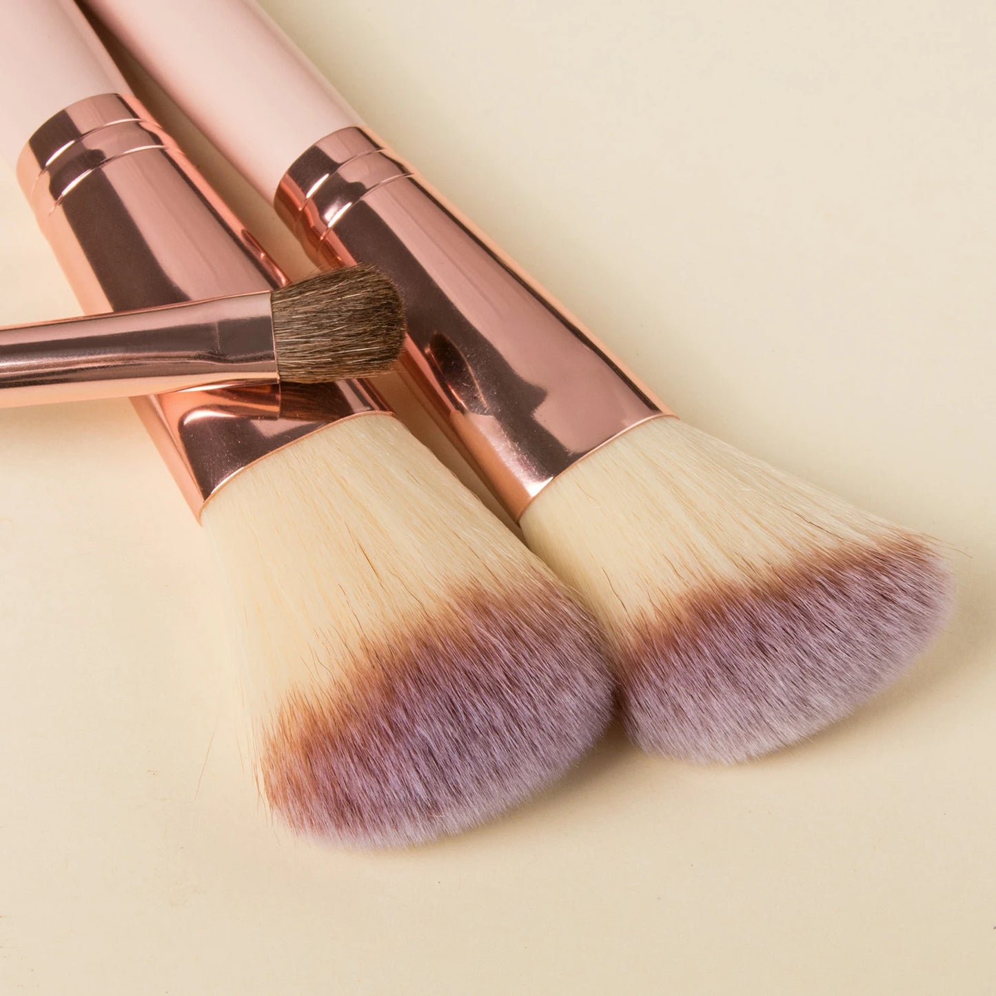 KOSMETYKI Artistry: High-End Professional Makeup Brushes Set for the Beauty Enthusiast