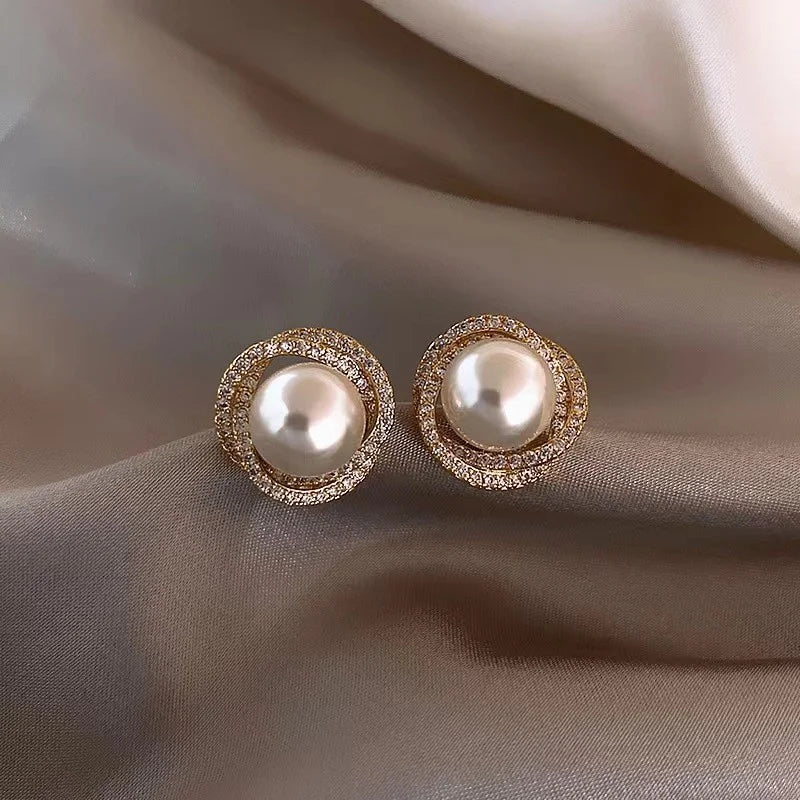 HYFAD Beads Women's Neck Chain - Kpop Pearl Pendant Necklace in Vintage Gold, a Stylish Goth Choker Jewelry Pendant