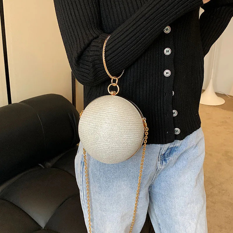 Abendtasche „Lady Glams“ mit rundem Ring – Verleihen Sie Ihrer Eleganz mit Handtaschen aus silbernem Metall mit runden Kugeln einen besonderen Touch