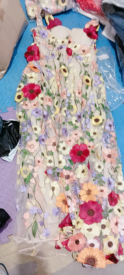 Trägerloses, schmales Kleid mit Blumenstickerei von Lady Glams – Bezaubernde Blumen für einen stilvollen Sommer