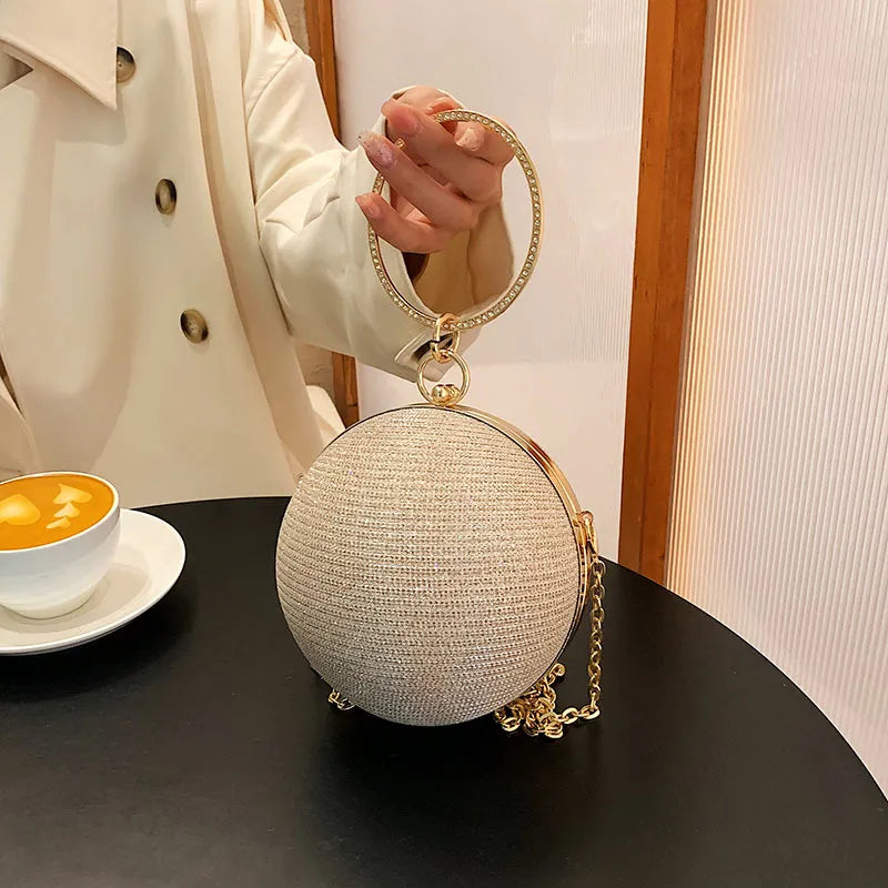 Abendtasche „Lady Glams“ mit rundem Ring – Verleihen Sie Ihrer Eleganz mit Handtaschen aus silbernem Metall mit runden Kugeln einen besonderen Touch