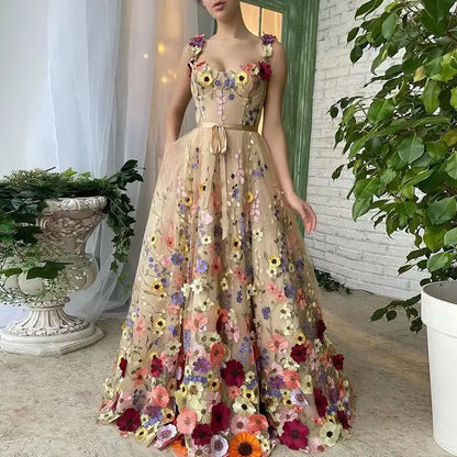 Trägerloses, schmales Kleid mit Blumenstickerei von Lady Glams – Bezaubernde Blumen für einen stilvollen Sommer