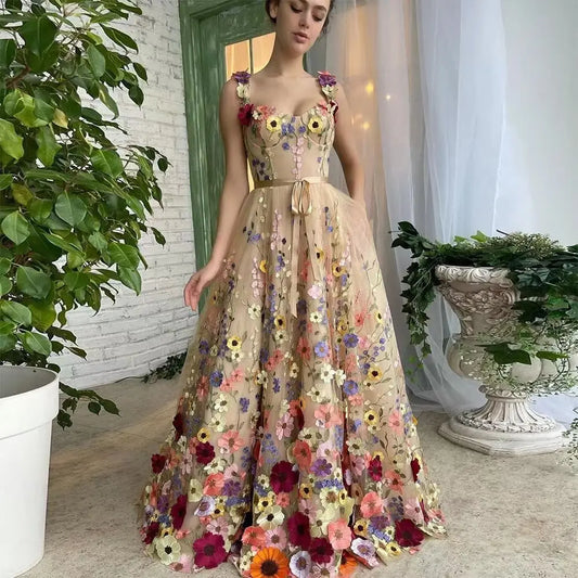 Trägerloses, schmales Kleid mit Blumenstickerei von Lady Glams – Bezaubernde Blumen für einen stilvollen Sommer